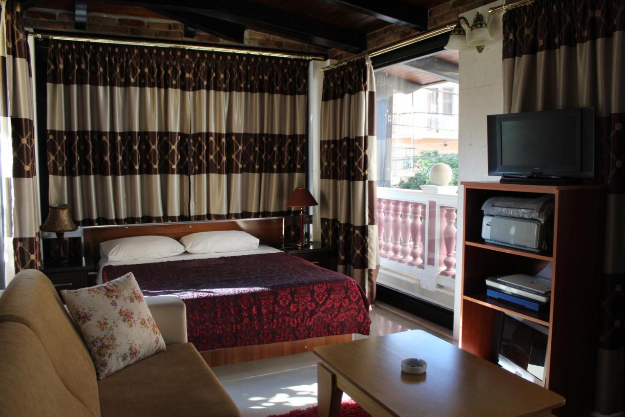 Hotel Vila 15 Tirana Esterno foto
